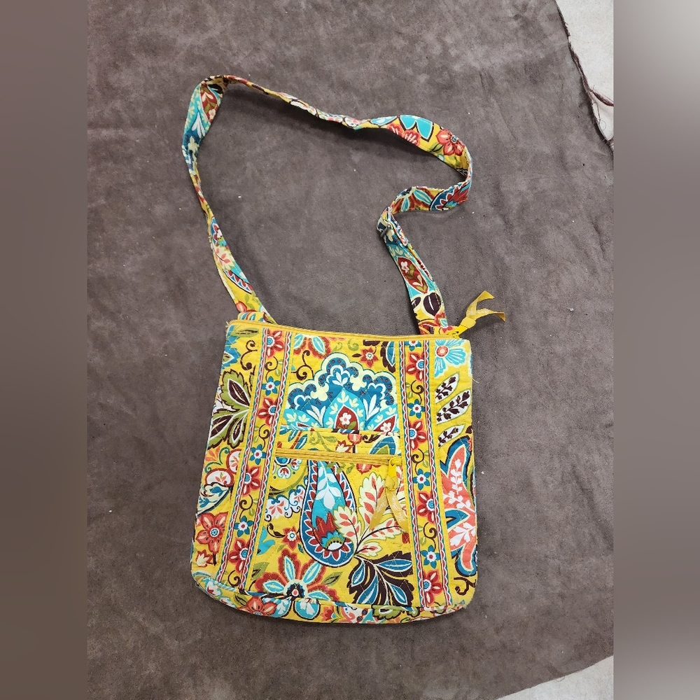 Beautiful Vera Bradley crossbody bag! Great condition!